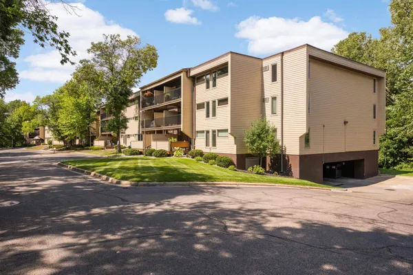 $172,900 | 12600 Parkwood Drive, Unit 307, Burnsville, MN 55337