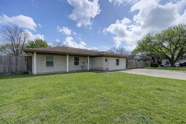 a view of a house with backyard and garden