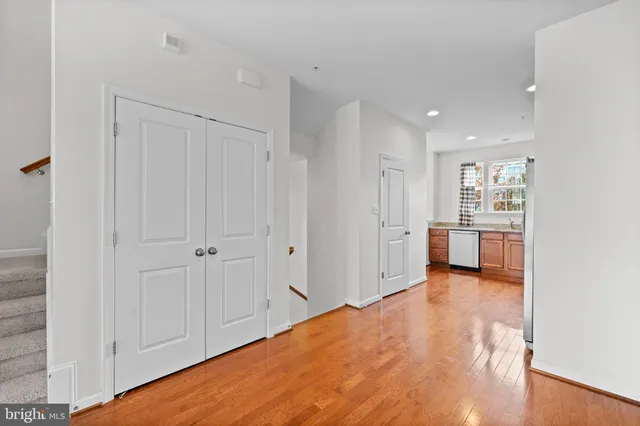 a view of a big room with closet and windows