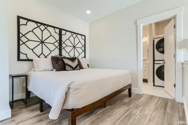 $2,500 | 110 West Water Street, Unit STUDIO, Newburgh, IN 47630