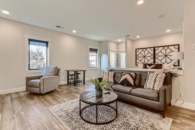 $2,500 | 110 West Water Street, Unit STUDIO, Newburgh, IN 47630