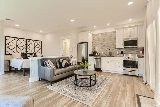 $2,500 | 110 West Water Street, Unit STUDIO, Newburgh, IN 47630