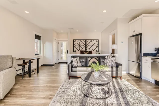 $2,500 | 110 West Water Street, Unit STUDIO, Newburgh, IN 47630