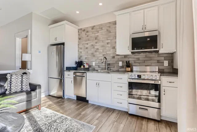 $2,500 | 110 West Water Street, Unit STUDIO, Newburgh, IN 47630