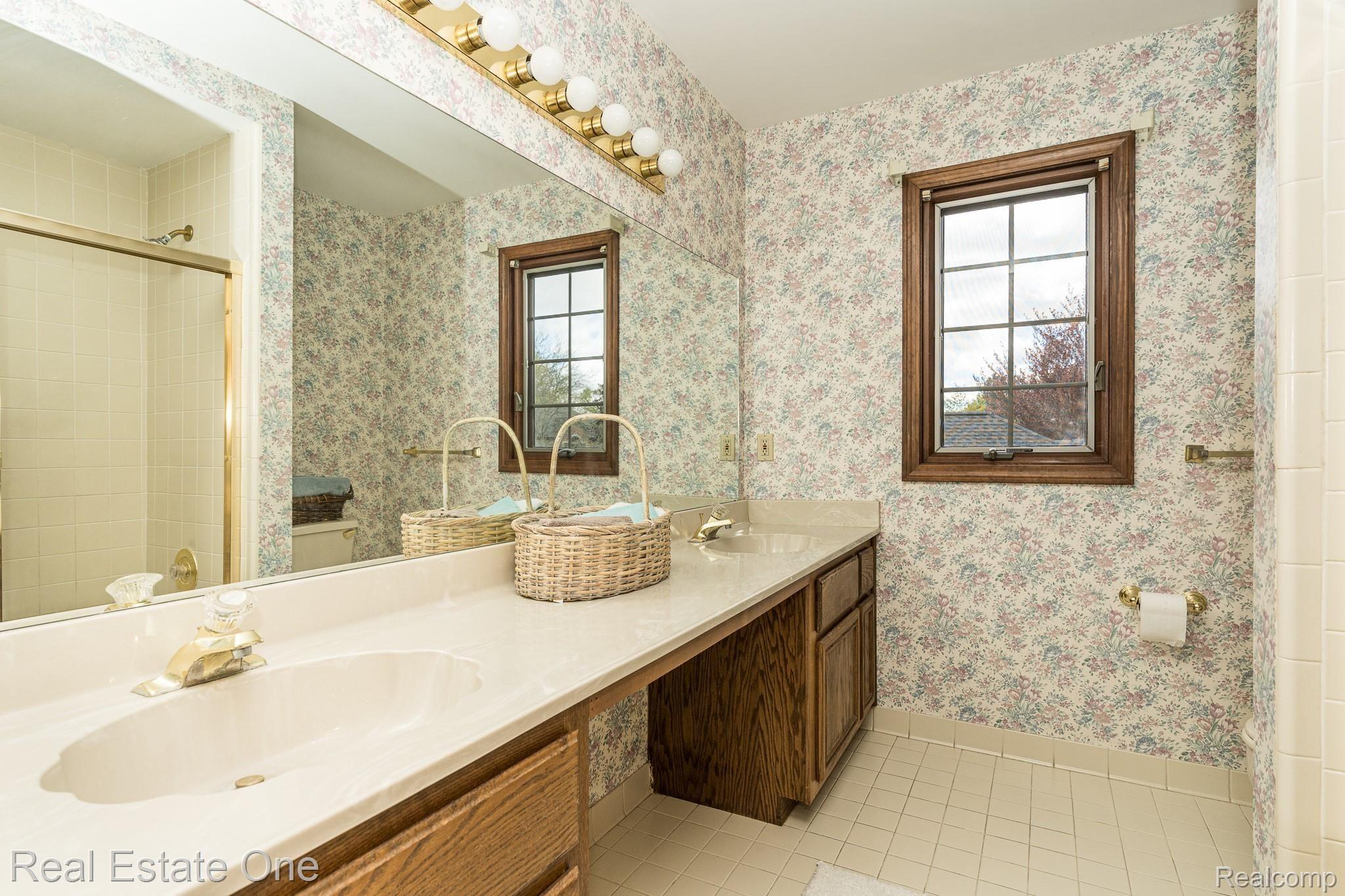 3798 Summit Ridge Drive Rochester, MI 48306 - Photo 24 of 32 3798 Summit Ridge Main Hall Bathroom MLS-W024.jpg