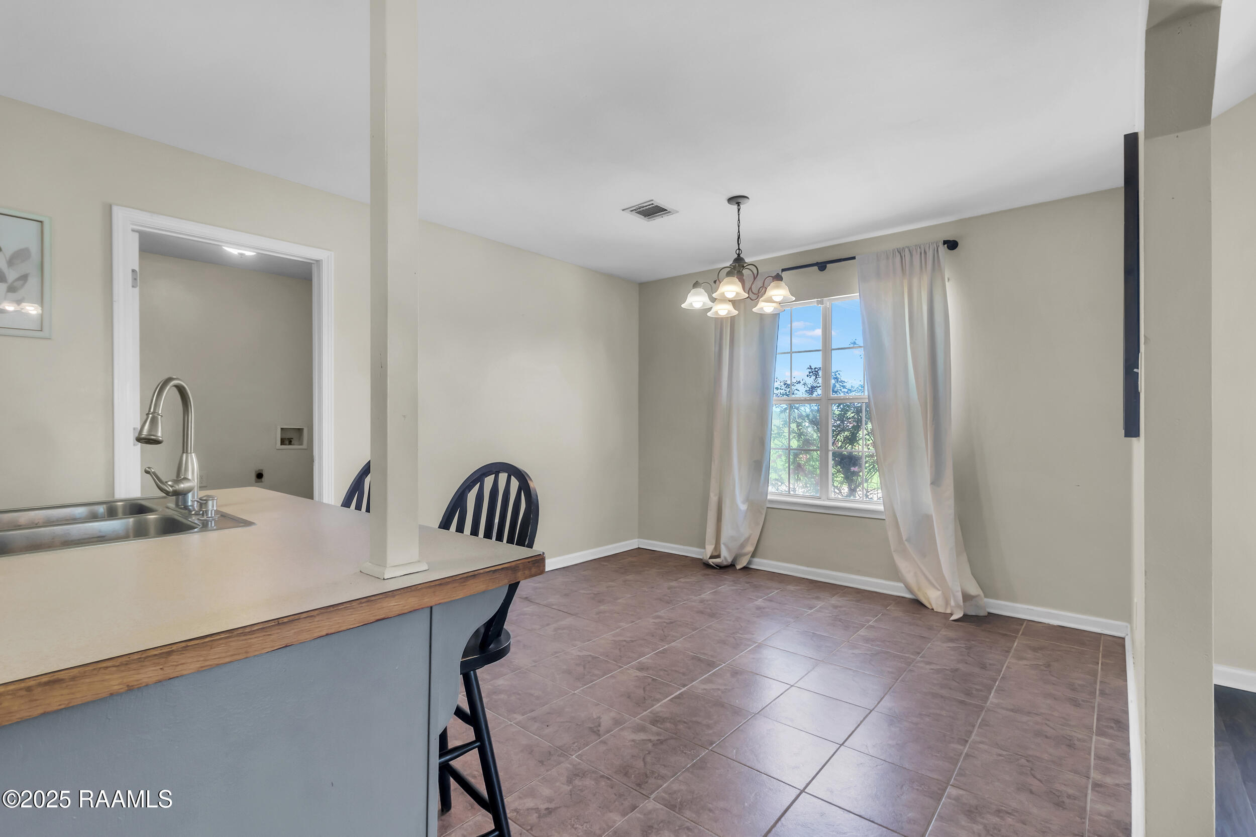 513 Dugas Road St. Martinville, LA 70582 - Photo 6 of 28 6_img_9973
