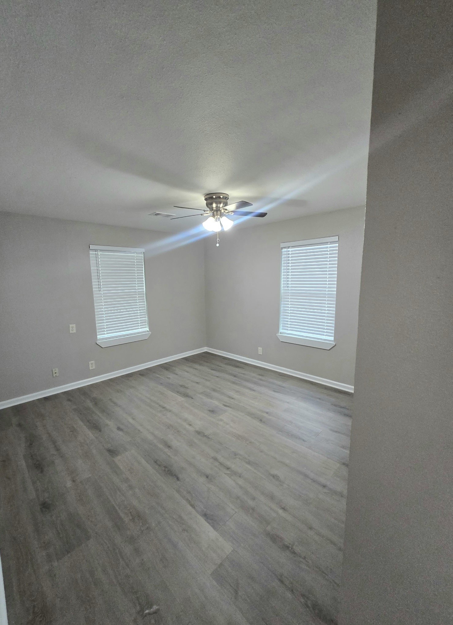 4834 Clover Street Houston, TX 77033 - Photo 5 of 10 en empty room with windows and ceiling fan