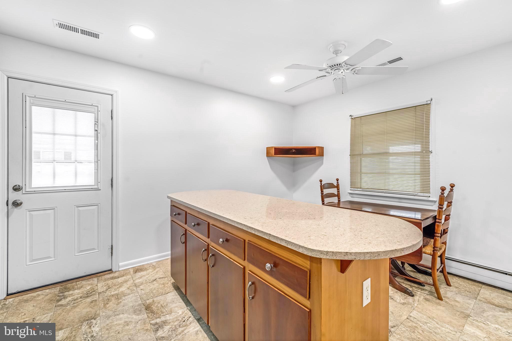 6827 Bellevue Road Royal Oak, MD 21662 - Photo 8 of 32 a spacious bathroom with a tub and a sink