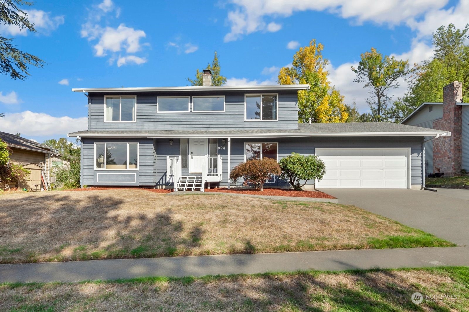 924 South 29th Court Renton, WA 98055 - Photo 1 of 27 a front view of a house with garden