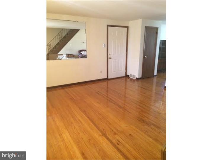 3506 Primrose Road Philadelphia, PA 19114 - Photo 4 of 20 Living Room