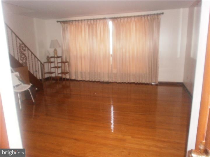3506 Primrose Road Philadelphia, PA 19114 - Photo 5 of 20 Living Room