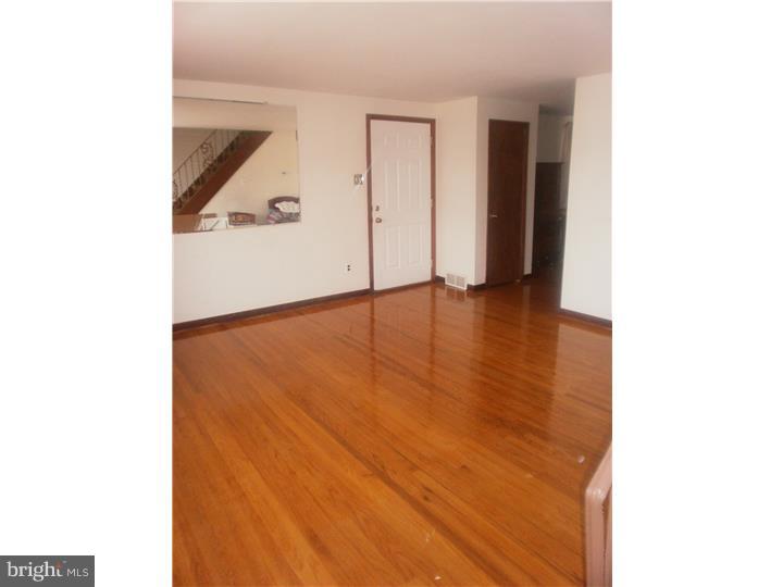 3506 Primrose Road Philadelphia, PA 19114 - Photo 6 of 20 Living Room