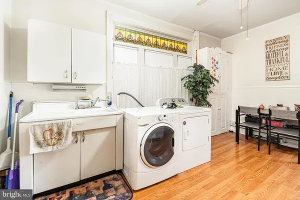 a picture of a wall with a white wall