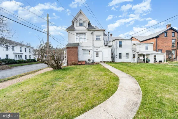 a view of a house with a yard