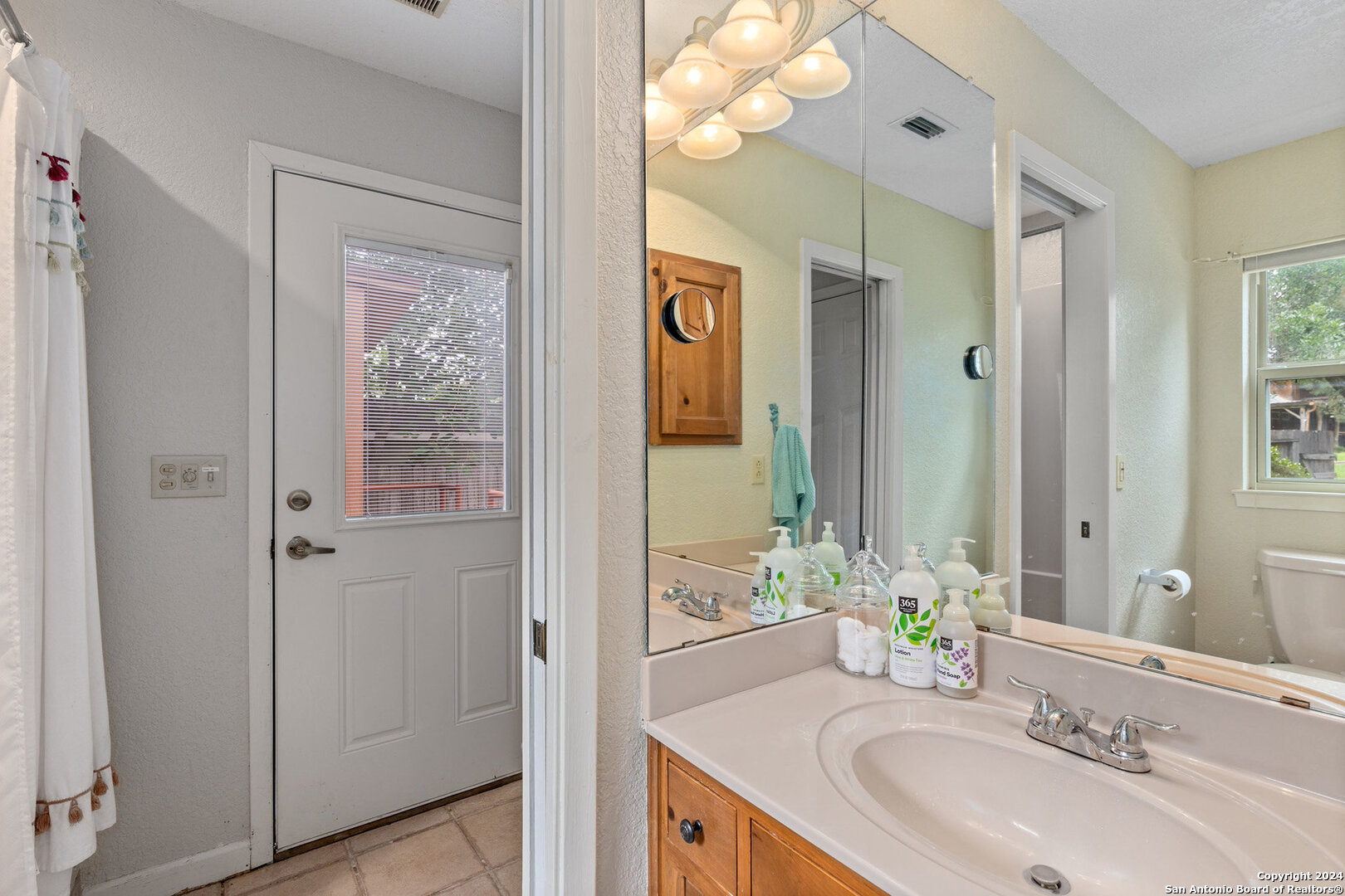 696 Faurie Road Lakehills, TX 78063 - Photo 14 of 37