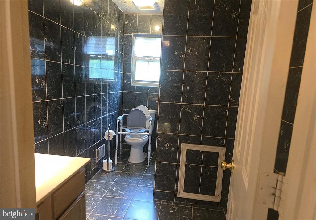 2448 Shellcove Court Waldorf, MD 20601 - Photo 5 of 18 a bathroom with a toilet and a shower