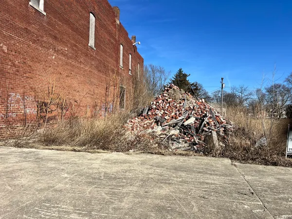 a view of back yard of the building