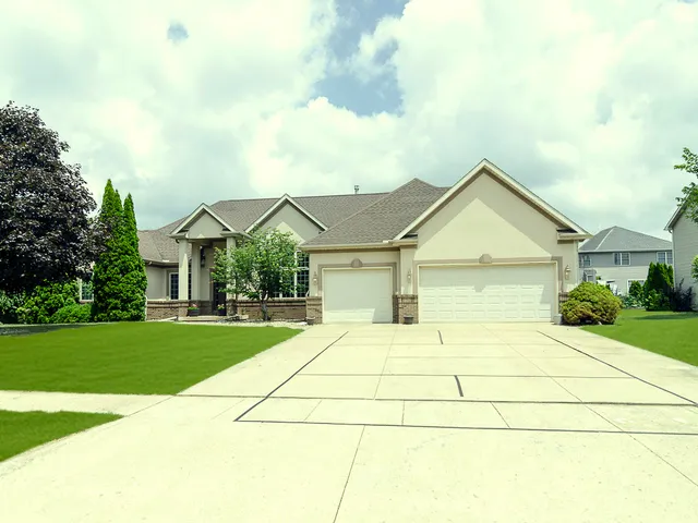 $595,000 | 100 Walden Pond Boulevard, Monticello, IL 61856