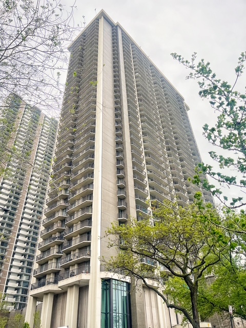 6007 North Sheridan Road, Unit 31A Chicago, IL 60660 - Photo 1 of 19 a view of a large building