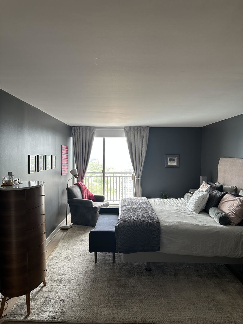 6007 North Sheridan Road, Unit 31A Chicago, IL 60660 - Photo 13 of 19 a bedroom with a bed and a large window