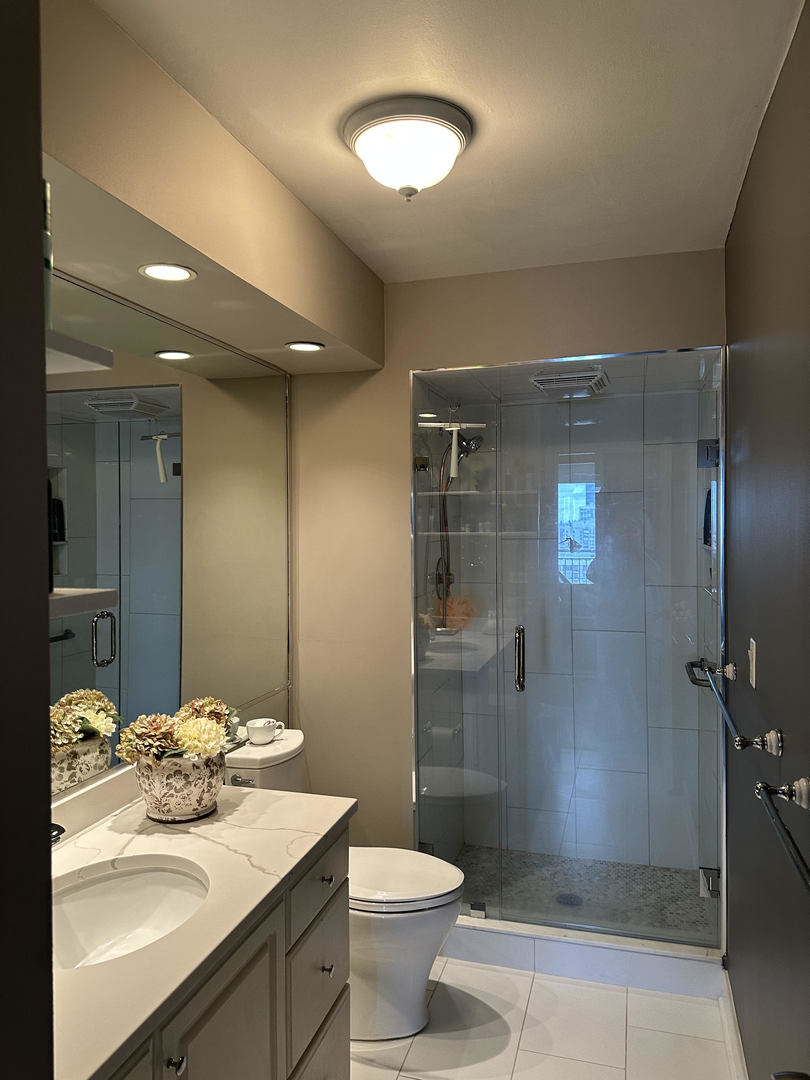 6007 North Sheridan Road, Unit 31A Chicago, IL 60660 - Photo 19 of 19 a bathroom with a sink toilet and shower