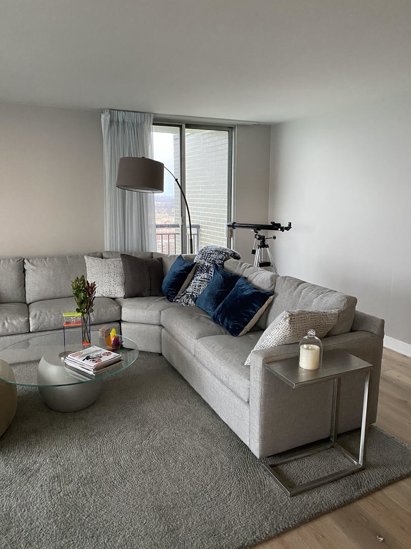 6007 North Sheridan Road, Unit 31A Chicago, IL 60660 - Photo 6 of 19 a living room with furniture and window