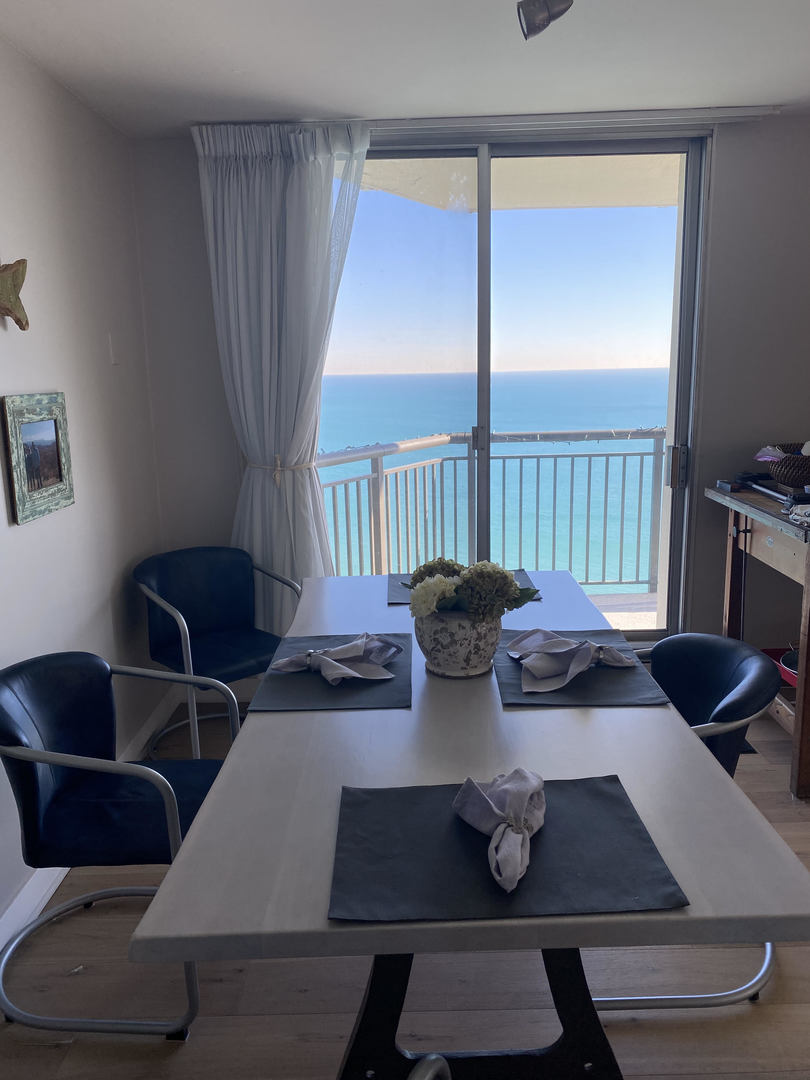 6007 North Sheridan Road, Unit 31A Chicago, IL 60660 - Photo 7 of 19 a view of table and chair