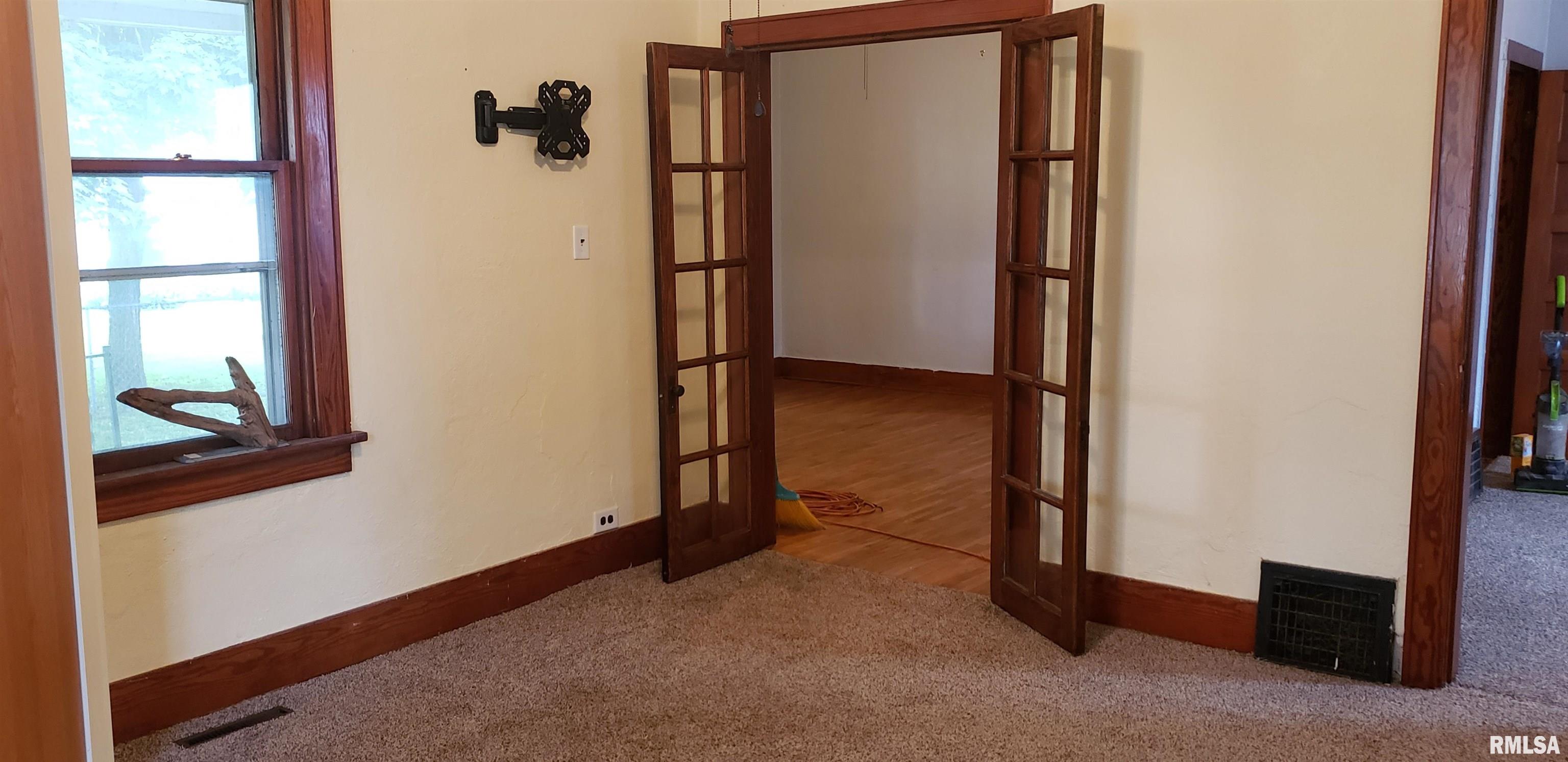 313 Walnut Dawson, IL 62520 - Photo 11 of 27