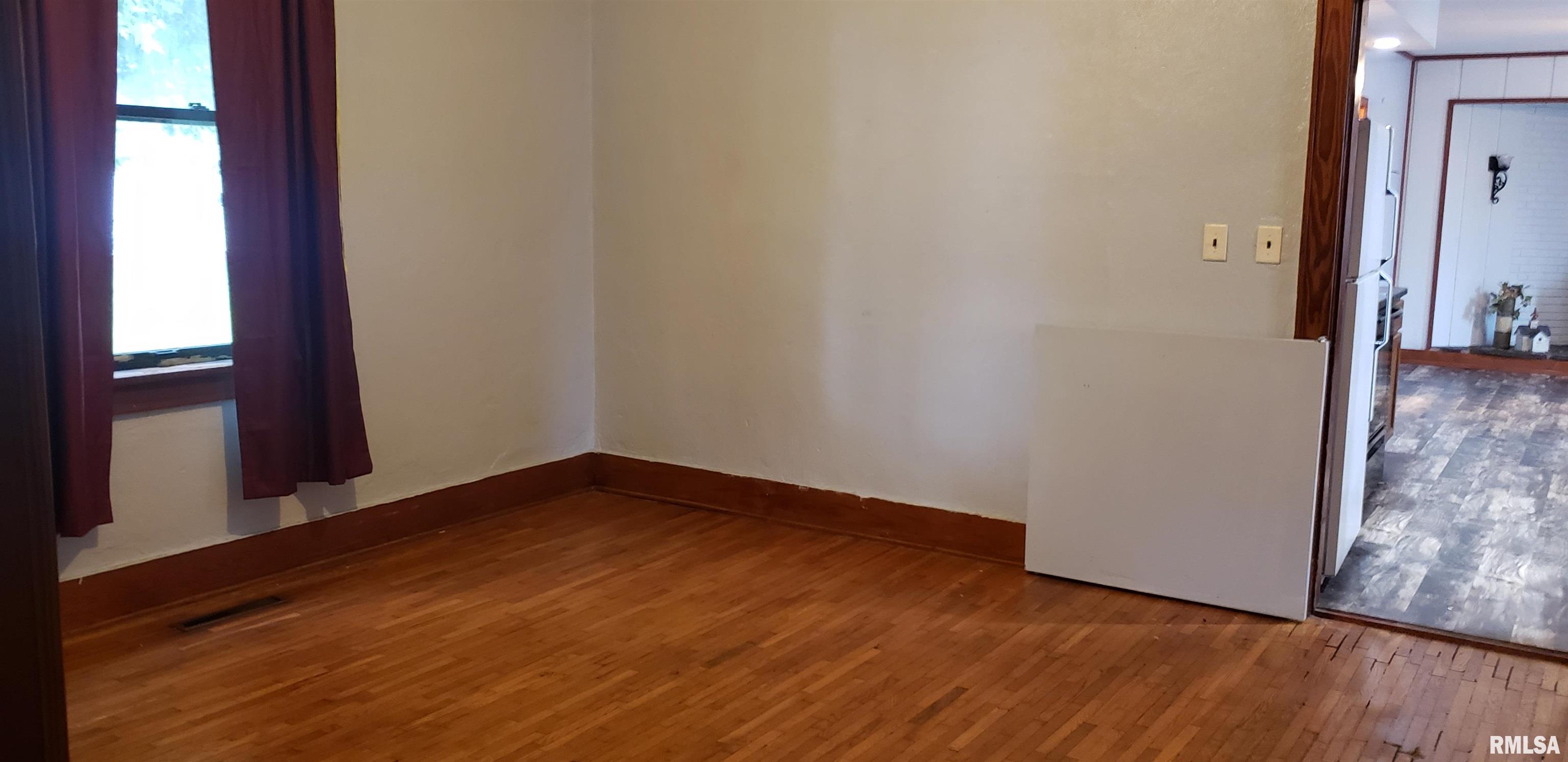 313 Walnut Dawson, IL 62520 - Photo 12 of 27