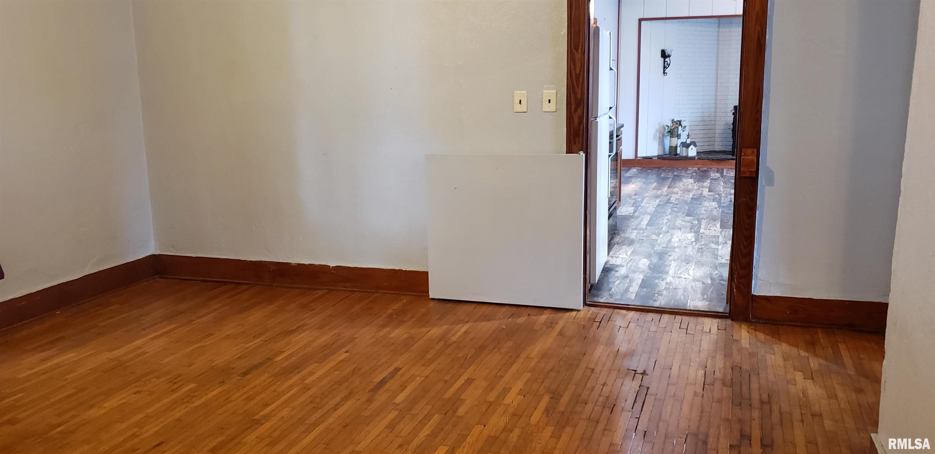 313 Walnut Dawson, IL 62520 - Photo 13 of 27