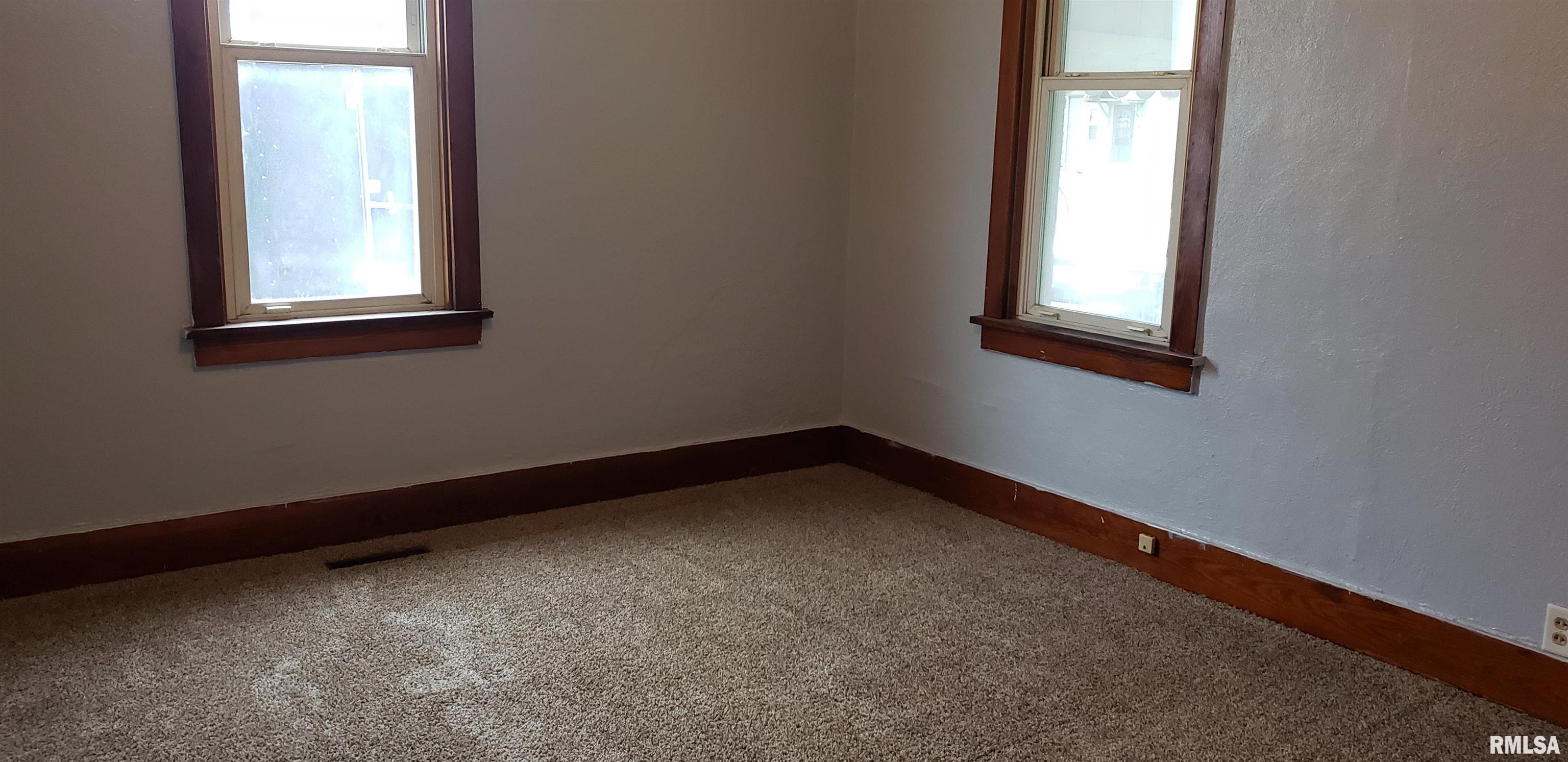 313 Walnut Dawson, IL 62520 - Photo 7 of 27