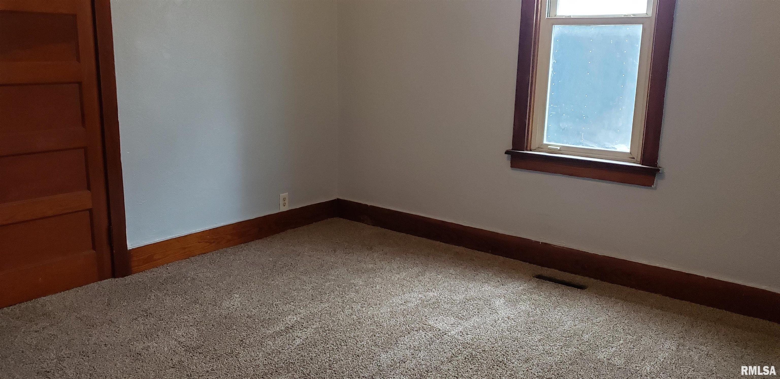 313 Walnut Dawson, IL 62520 - Photo 8 of 27