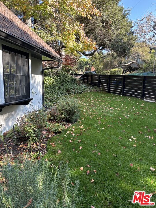 643 Hightree Road Santa Monica, CA 90402 - Photo 3 of 25 a backyard of a house with lots of green space