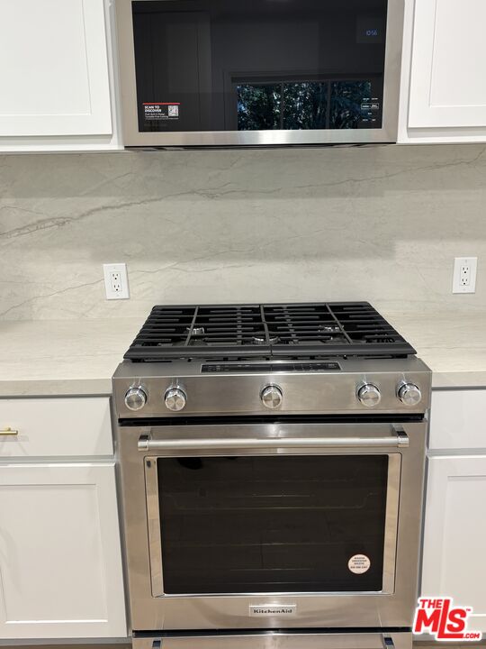 643 Hightree Road Santa Monica, CA 90402 - Photo 7 of 25 a stove top oven sitting inside of a kitchen