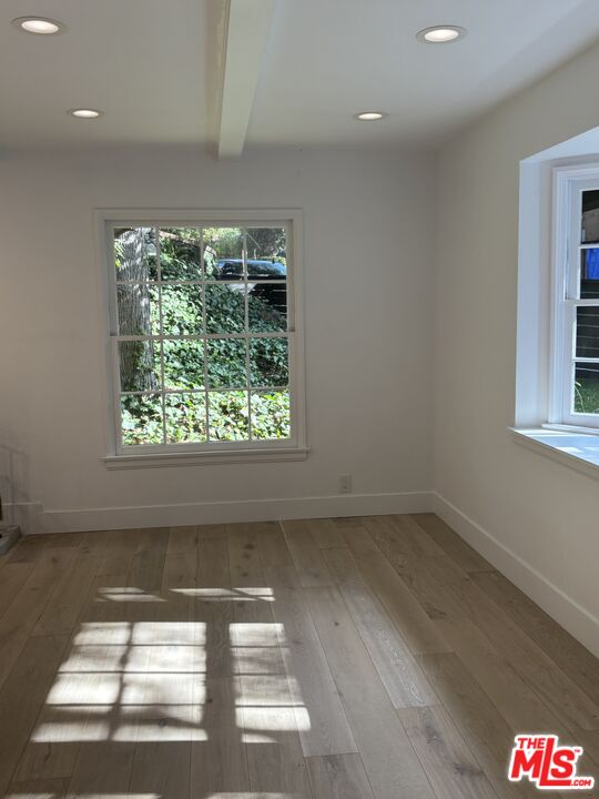 643 Hightree Road Santa Monica, CA 90402 - Photo 10 of 25 en empty room with window