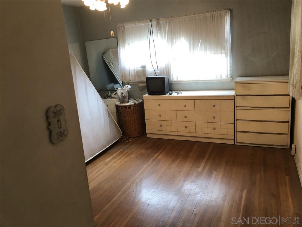 719 Stanford Road Burbank, CA 91504 - Photo 2 of 14 Gallery Image 2