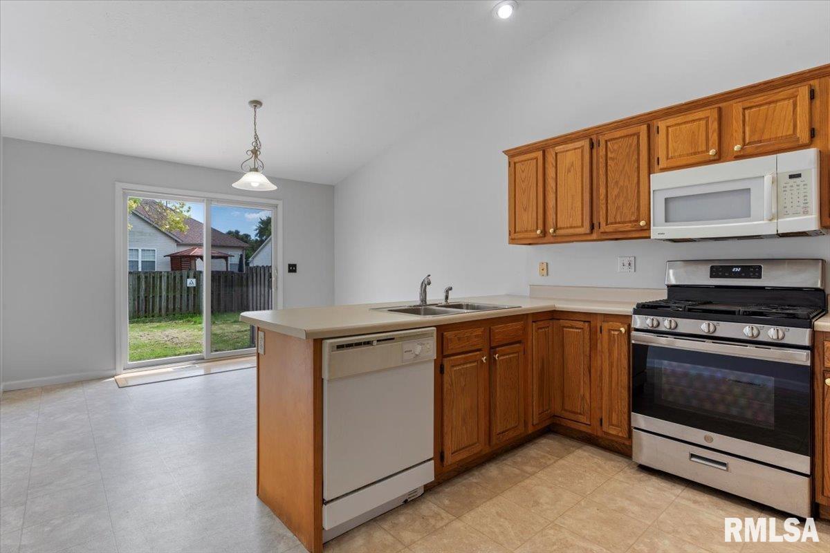 2418 Neil Road Springfield, IL 62702 - Photo 8 of 32
