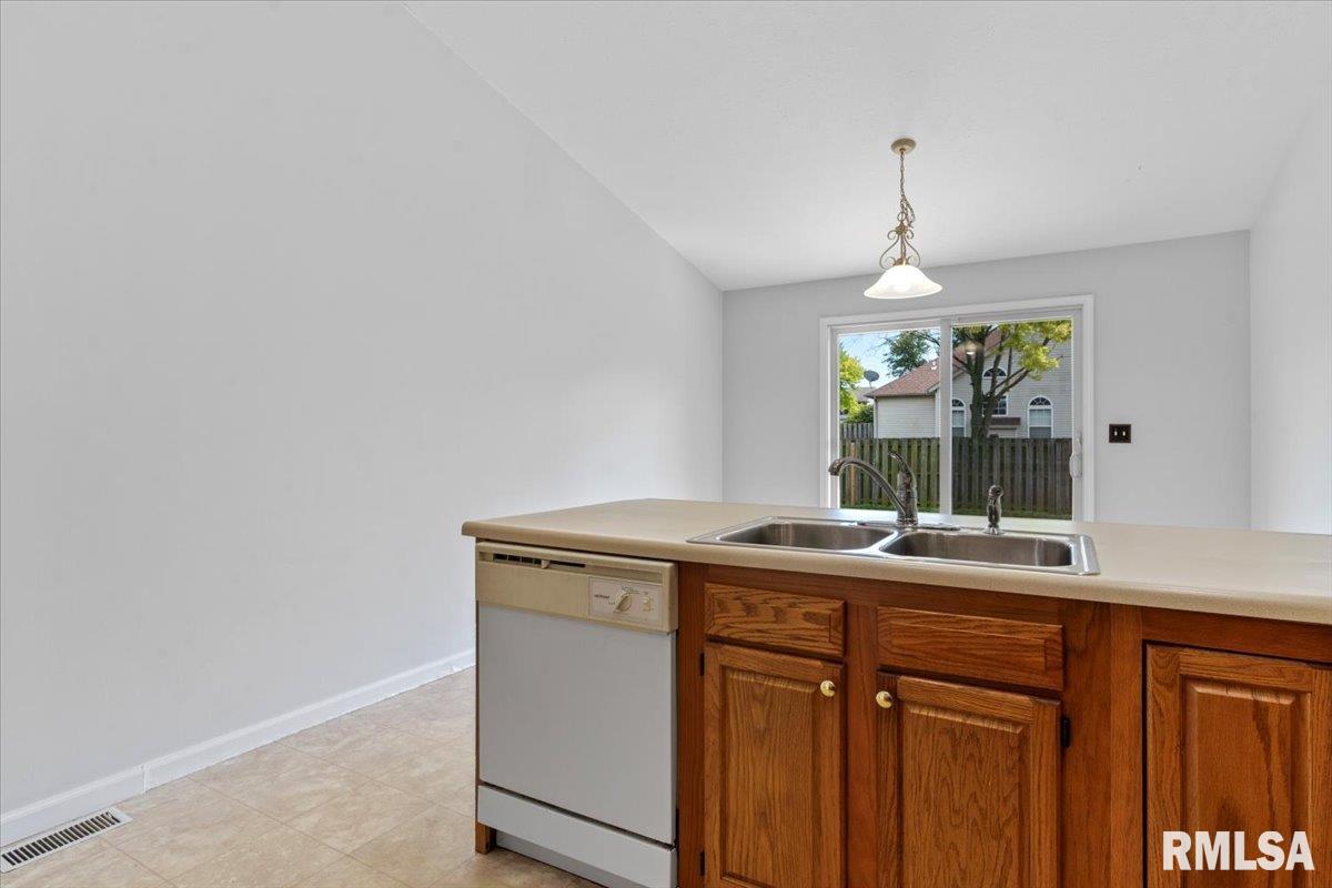 2418 Neil Road Springfield, IL 62702 - Photo 9 of 32