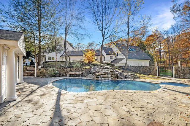 a view of a house with backyard and tree