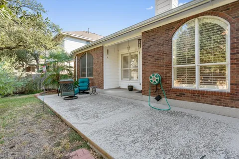 a view of a house with backyard