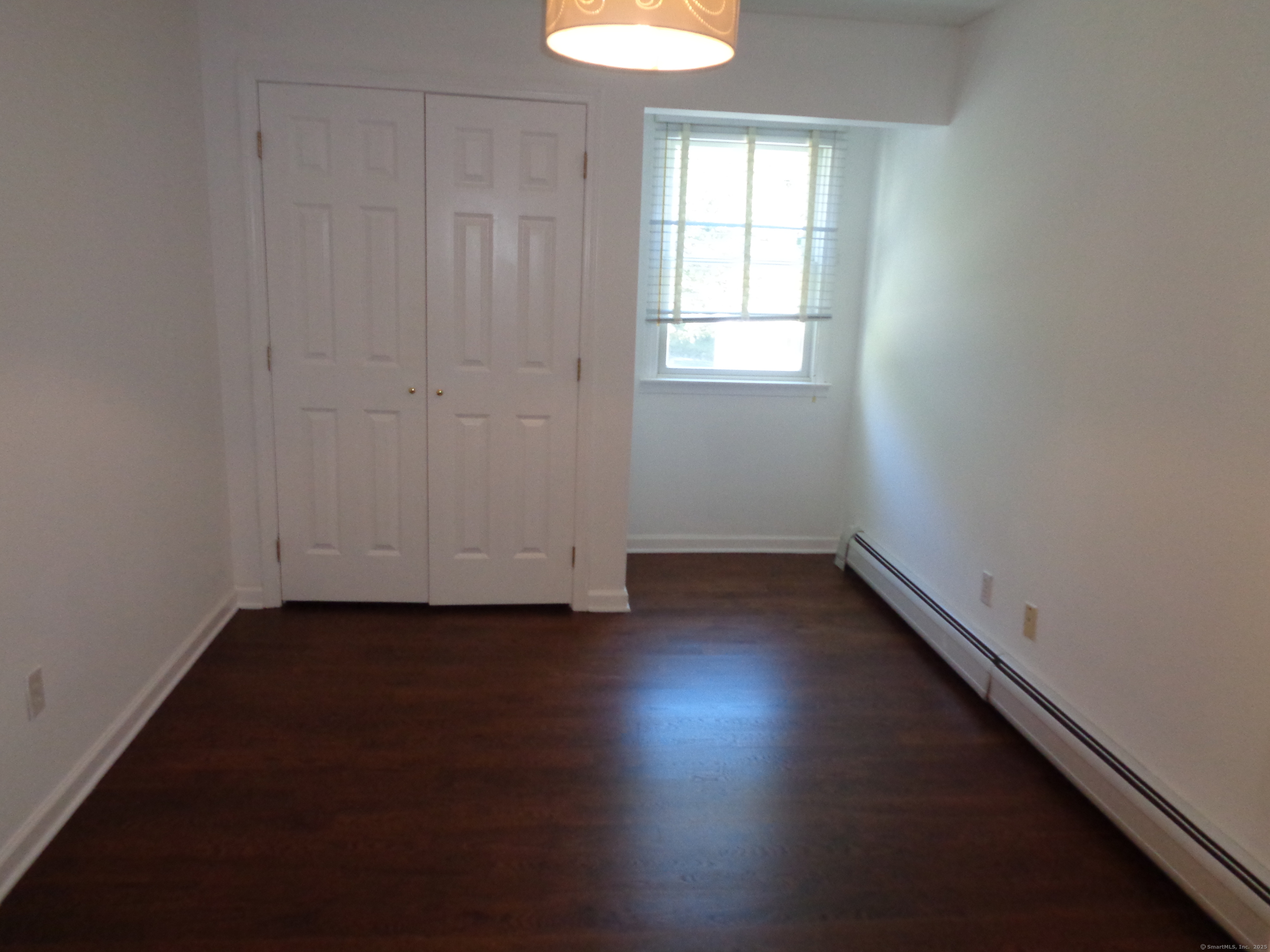 531 Hollow Tree Ridge Road Darien, CT 06820 - Photo 23 of 37 an empty room with a window