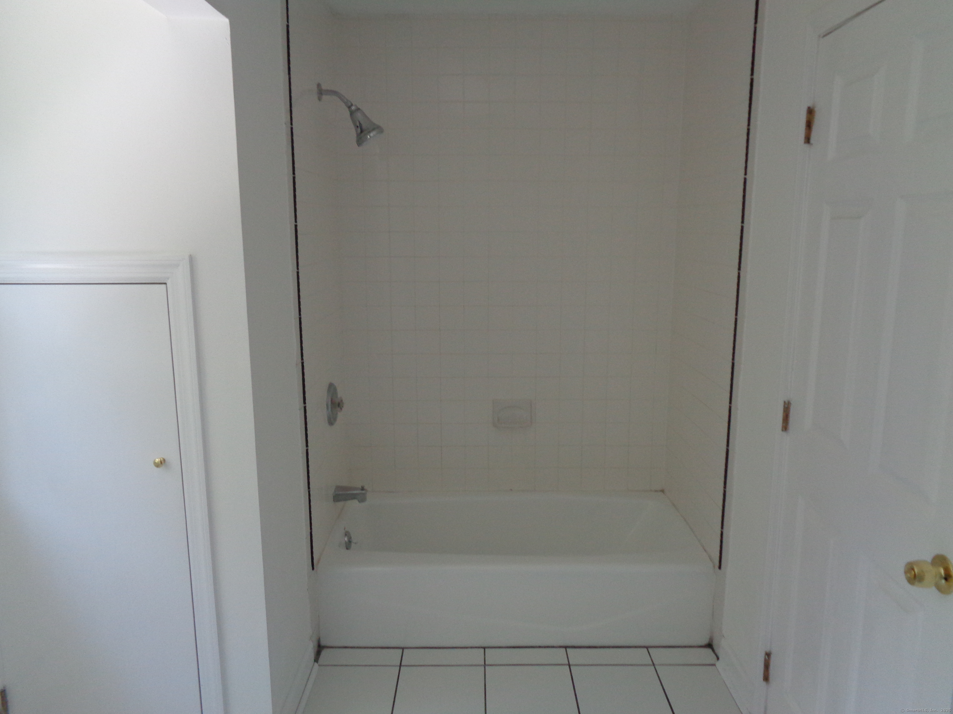 531 Hollow Tree Ridge Road Darien, CT 06820 - Photo 26 of 37 a bathroom with a bathtub