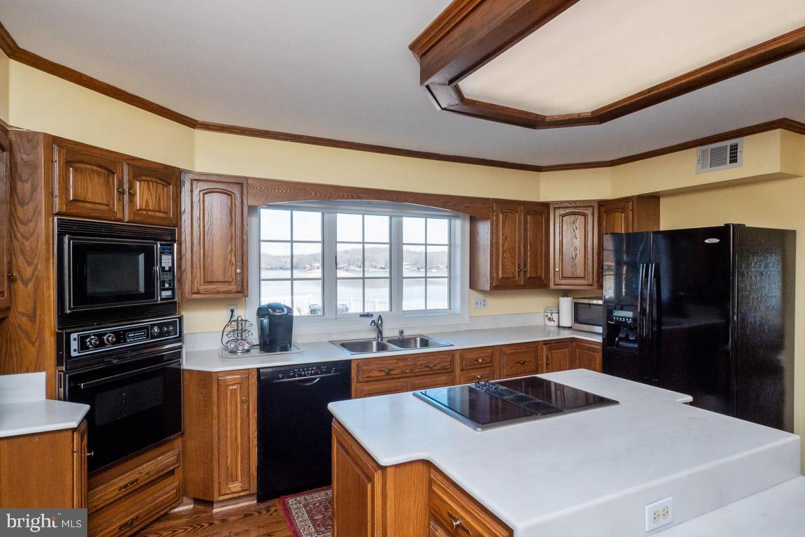 3100 Hemlock Point Court Triangle, VA 22172 - Photo 18 of 71 a kitchen with granite countertop a refrigerator stove and sink