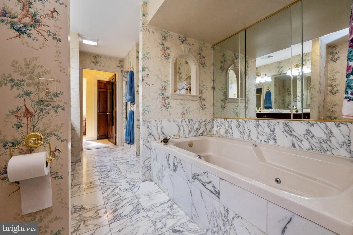 3100 Hemlock Point Court Triangle, VA 22172 - Photo 33 of 71 a spacious bathroom with a bathtub sink and toilet