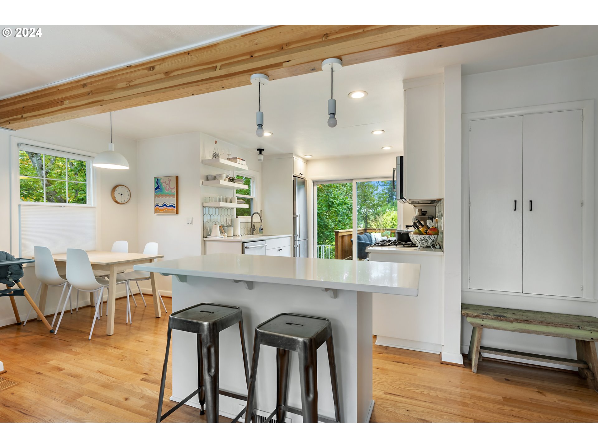 2530 Southwest Troy Street Portland, OR 97219 - Photo 10 of 44 Kitchen/Nook