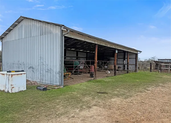 a view of a house with backyard and porch