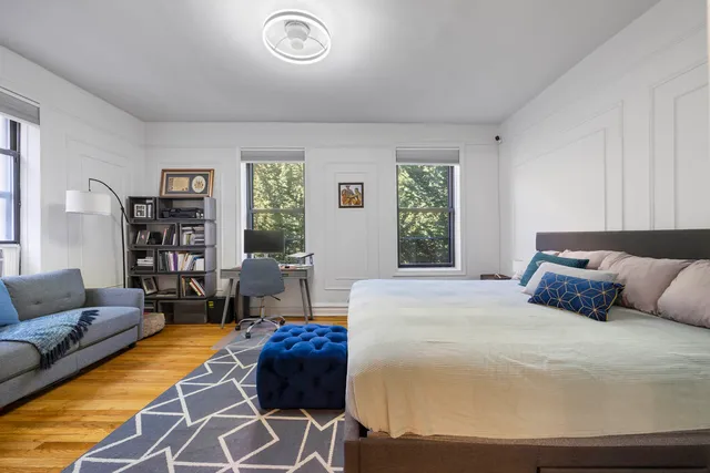 a view of livingroom with furniture