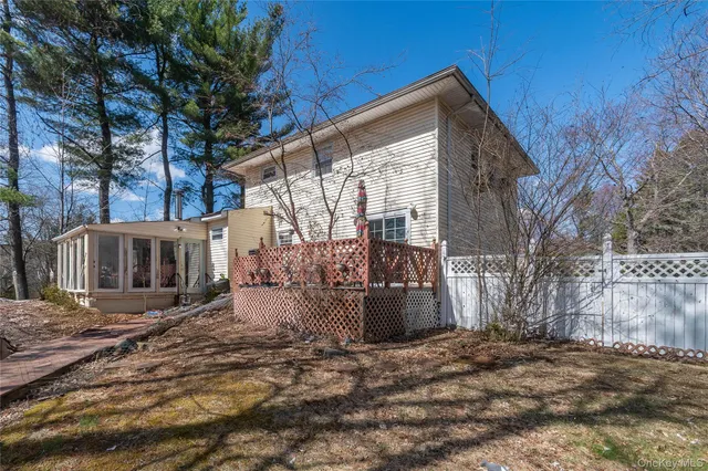 a view of a house with backyard