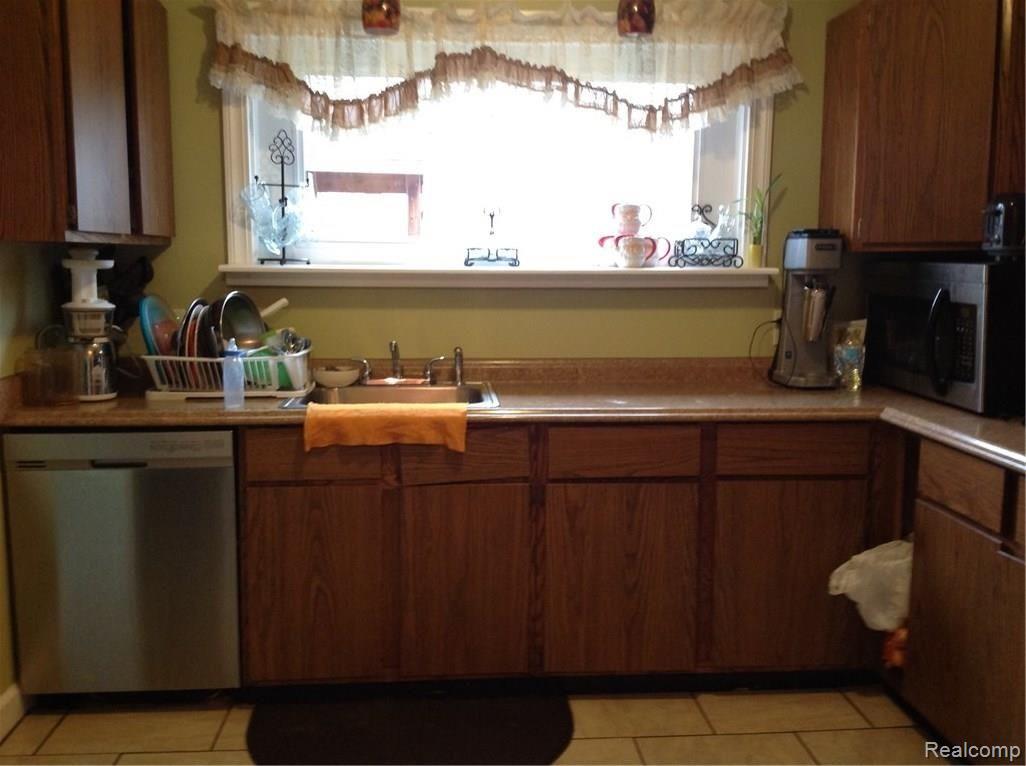 6625 Pardee Road Taylor, MI 48180 - Photo 8 of 16 Large window over kitchen sink