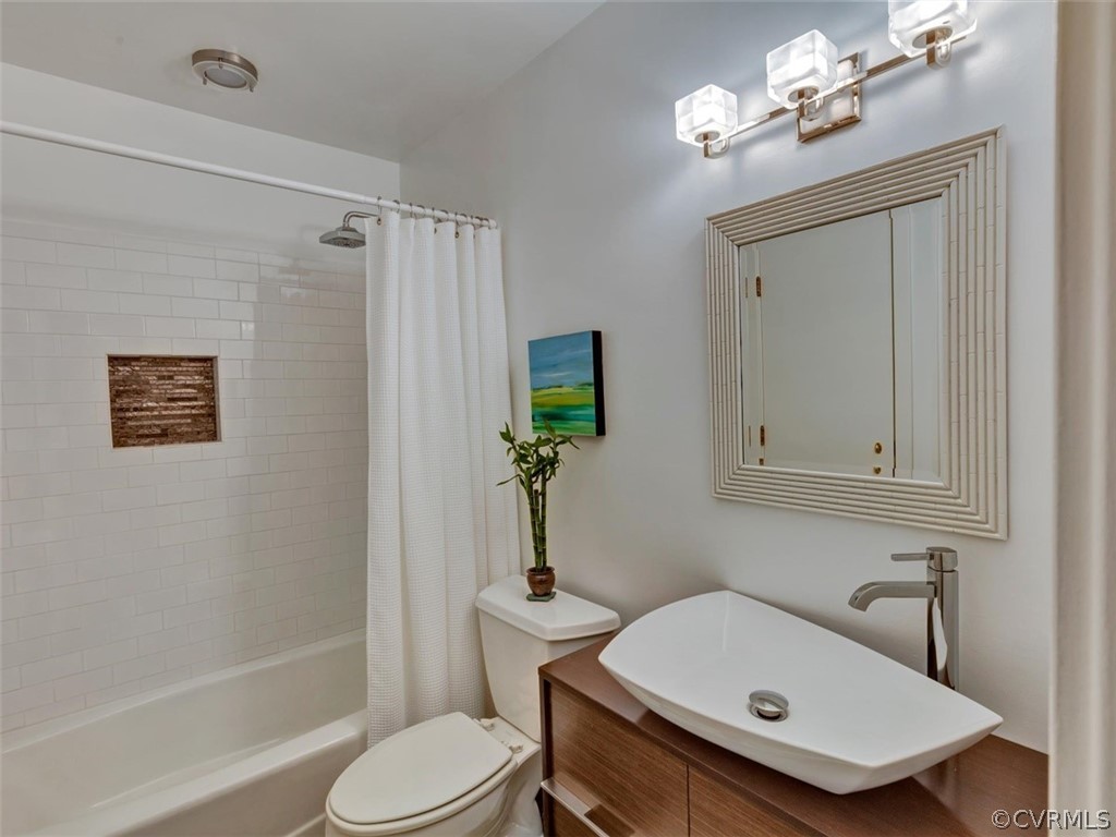 10690 Cherokee Road Midlothian, VA 23113 - Photo 24 of 49 Full bath on first floor